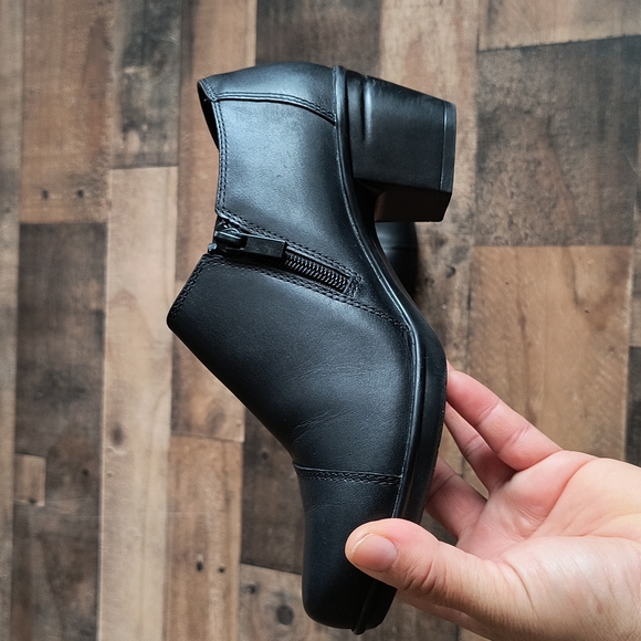 Clarks Ultimate Comfort Black Leather Zip Booties Sz 6 Women 36 EU - Picture 4 of 16
